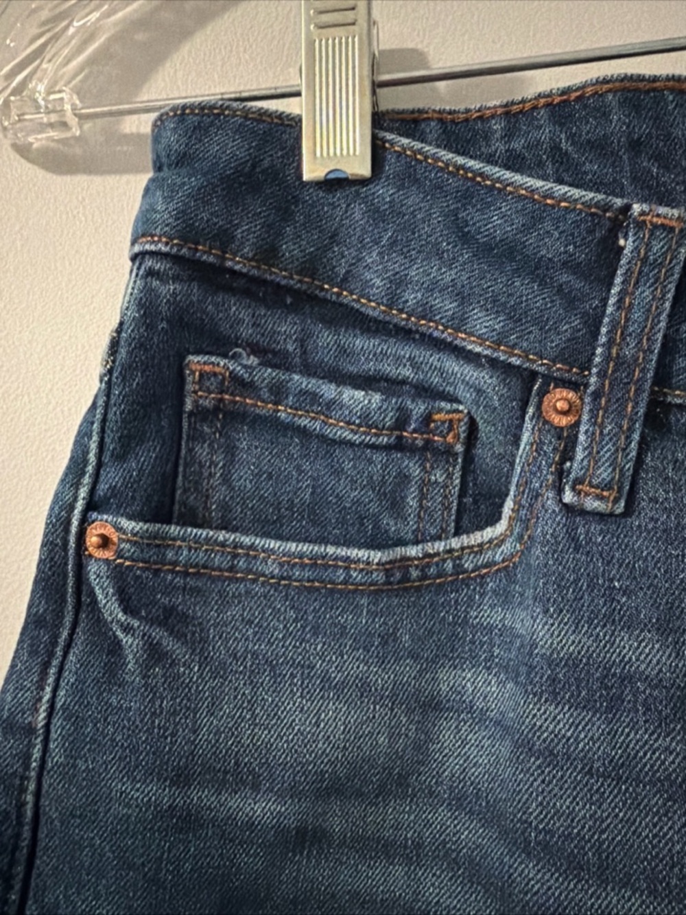 The Old Navy High Rise O.G. Straight Secret Slim Pockets in size 6/28 - Picture 3 of 9